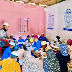 Mohammad Yasir teaching student