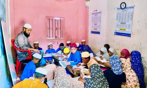 Mohammad Yasir teaching student